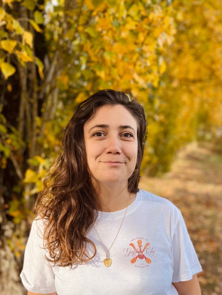 Portrait d’une illustratrice freelance spécialisée en illustration architecturale, voyage et souvenirs