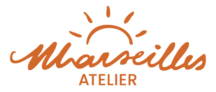 logo complet de l'atelier marseillès avec le texte et un demi soleil, orange