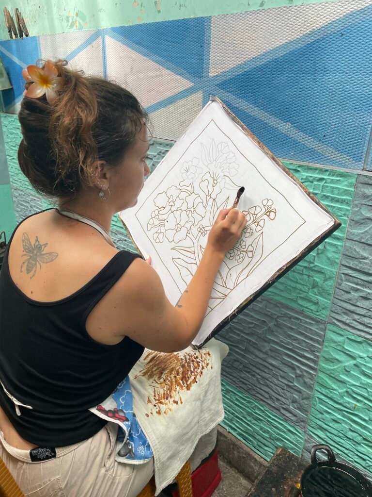 Illustratrice dessinant en extérieur, expérimentation voyage et illustration artistique